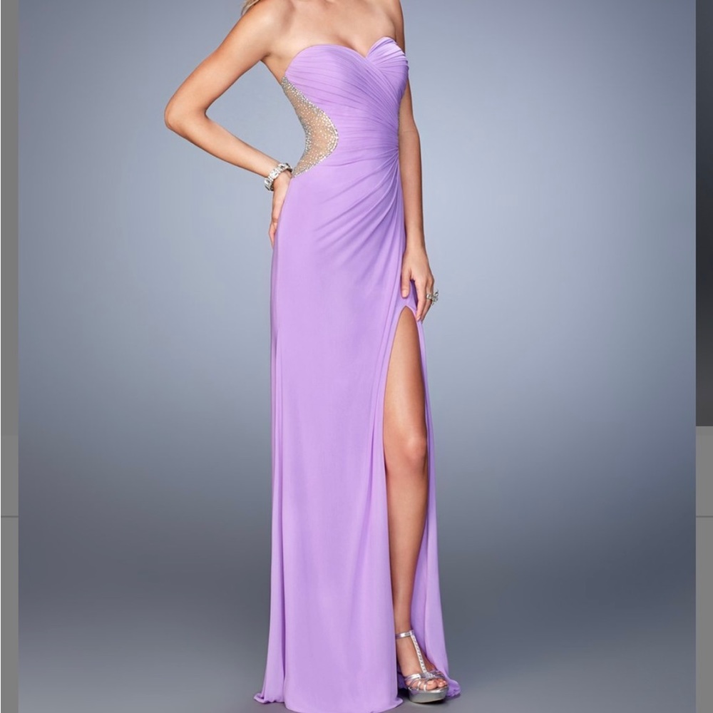 Wisteria Bead Mesh Strapless
Sweetheart Gown - Women